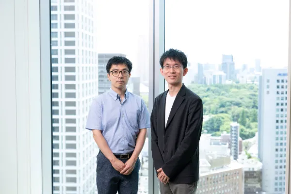 デジタル庁の黒籔参事官と経済産業省の木村補佐が立って並んでいる。