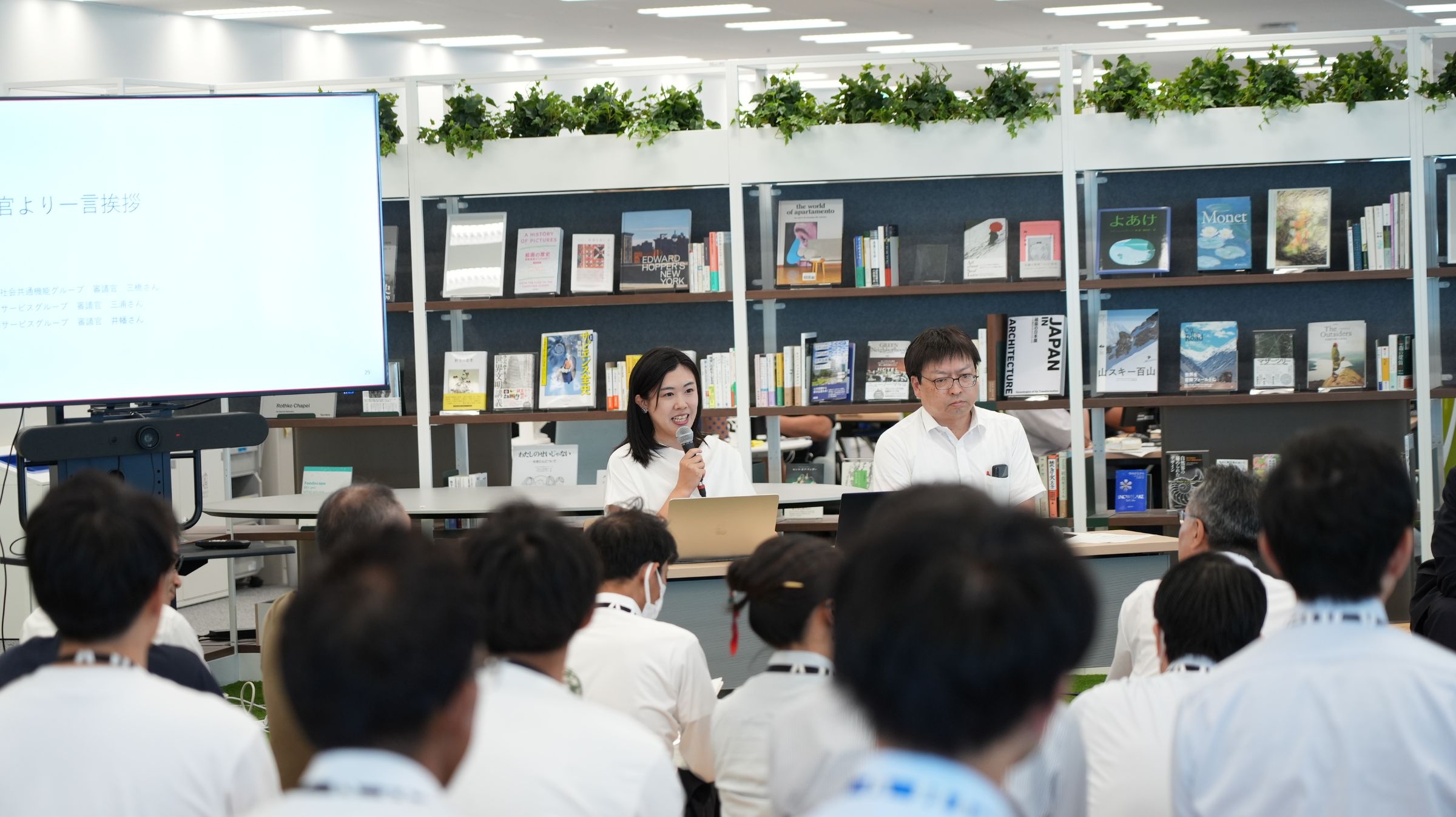 月に１度、実施される「オールハンズミーティング」。通称「芝生エリア」に参加者が集まり、全体で約7割のデジタル庁職員が参加します。