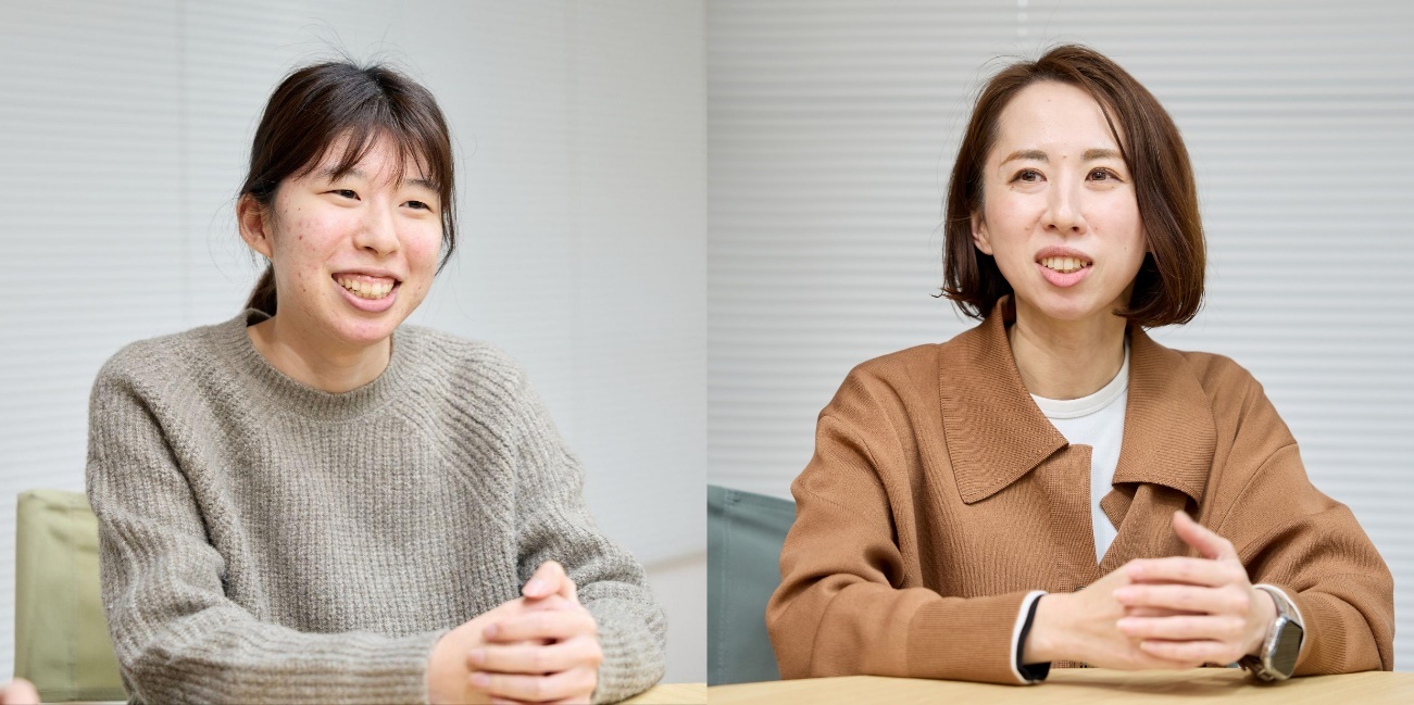 加賀市地域デジタル課の川口主事と米丸主事 左側はベージュのニットセーターを着用し、手を前で組みながらインタビューに応じている川口主事。右側は、キャメルのジャケットを着用し、両手を合わせてインタビューに応じている米丸主事。いずれも室内の白い壁が背景。