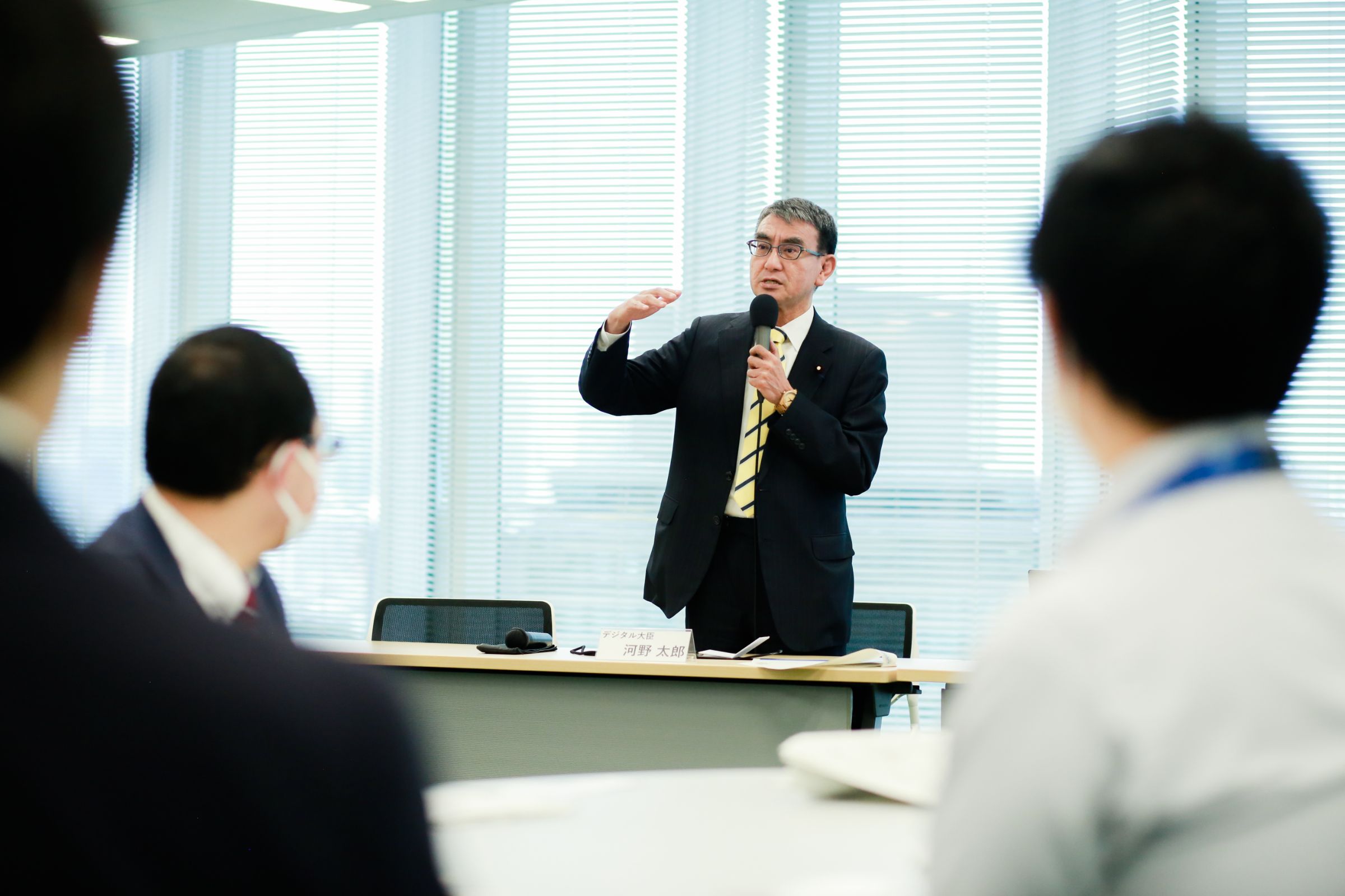 「みなさんのところで全国的に使える​ものをきっちり出せるようにしたい」と会場のみなさんに語るデジタル大臣 河野 太郎の様子