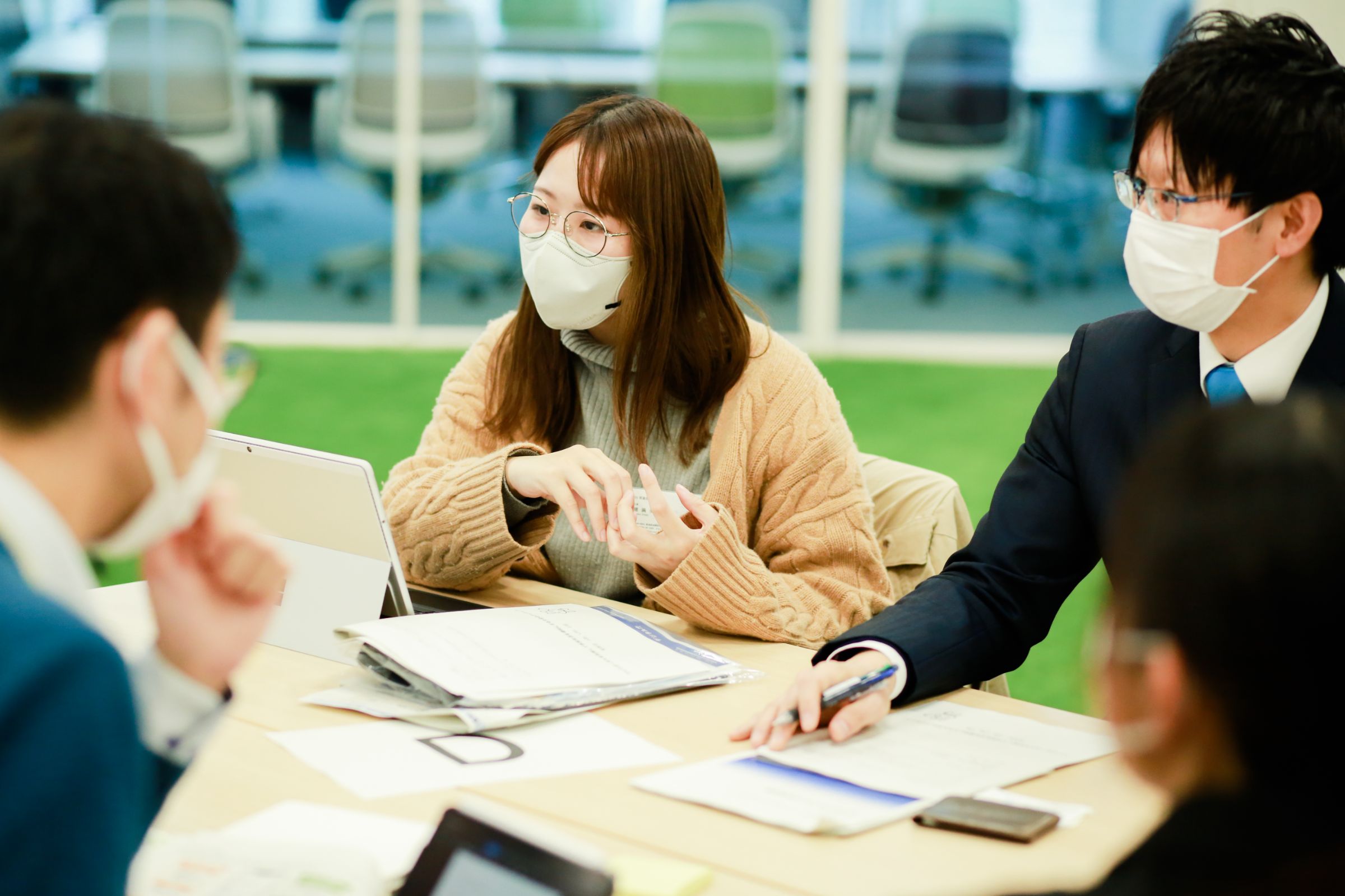 現場の課題や今後のサービスのアイデアなど、多くの意見が飛び交ったワークショップで男性2人と女性1人が議論している様子