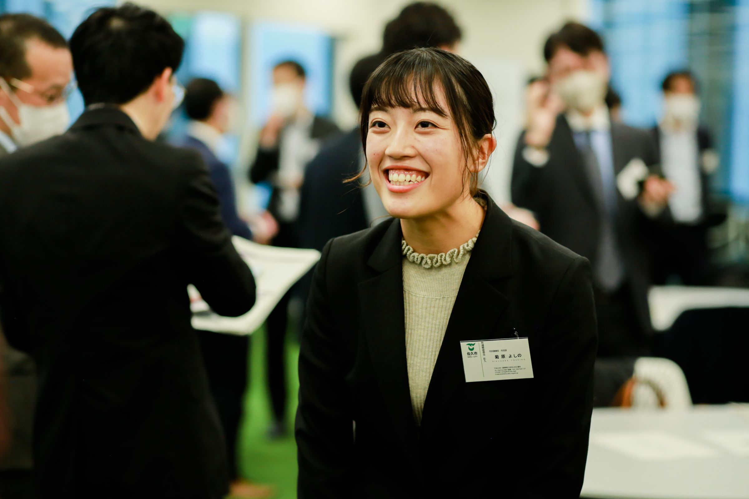 長野県佐久市 市民課 菊原 よしの氏が笑顔で対応している写真