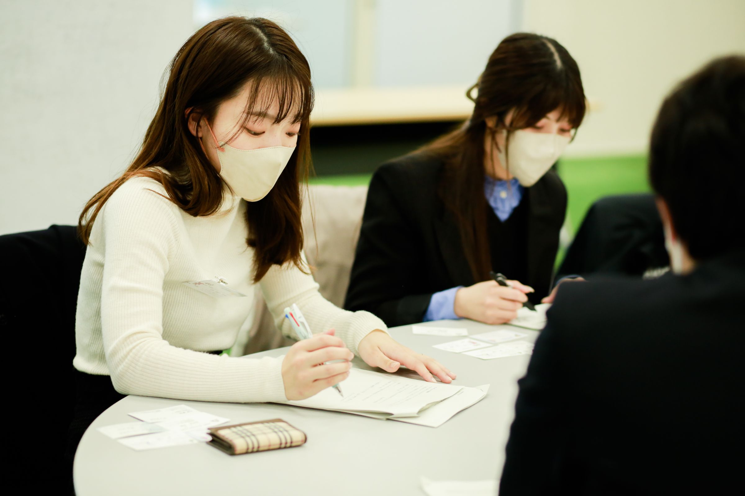 千葉県松戸市 市民課 細野 芙美氏が真剣にメモを取っている様子の写真