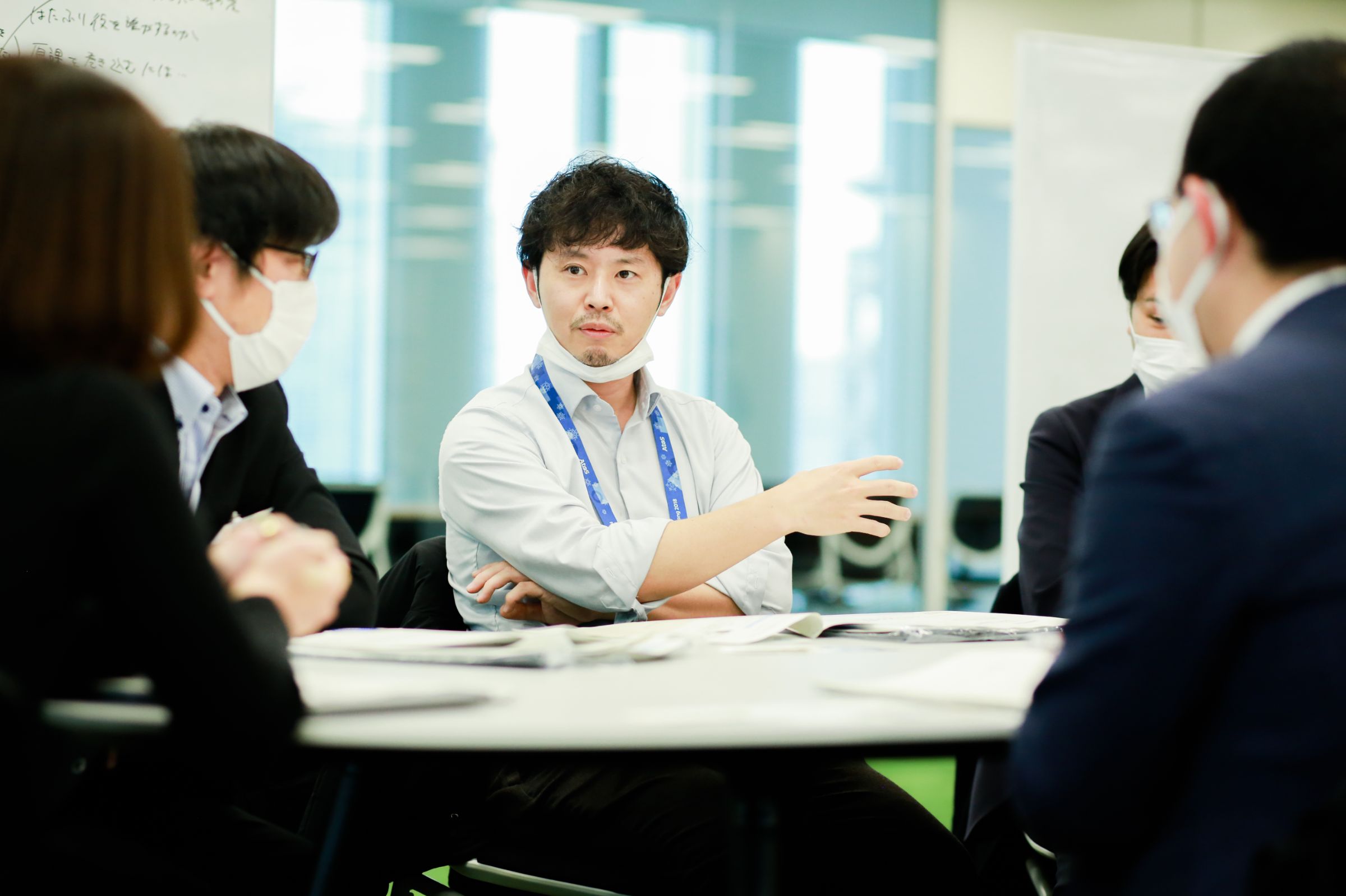 埼玉県さいたま市 デジタル改革推進部 小口 悠太氏が同じテーブルの人たちに話している様子