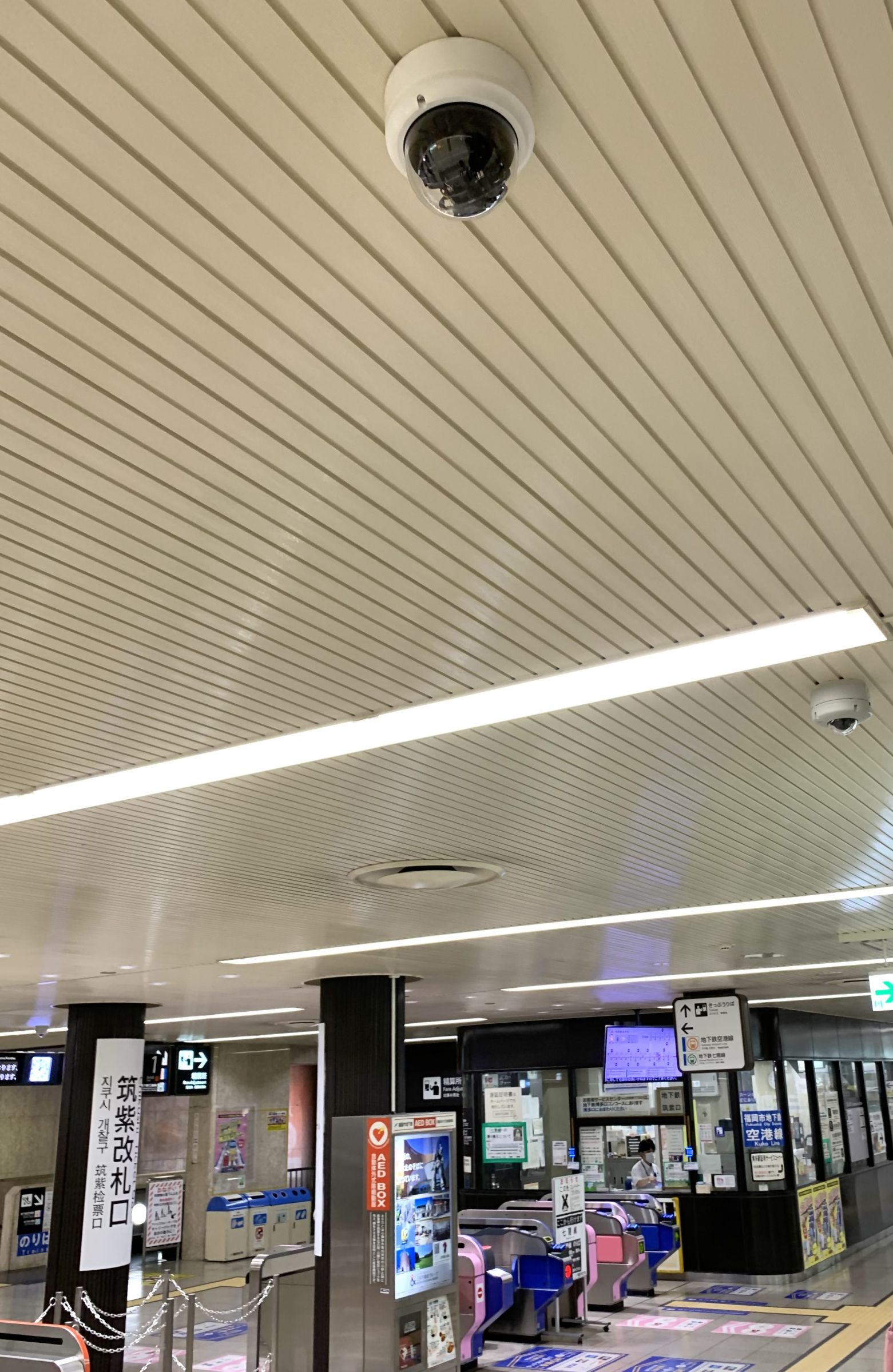 実証実験で博多駅コンコースに設置された防犯カメラ。（福岡市交通局提供）
