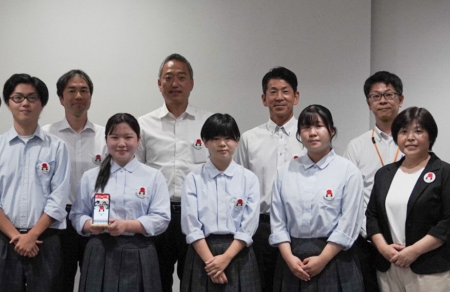 宿毛IDの寄付事業第1弾において、目標ポイント達成の報告会に出席した発案者の高校生と職員、関係者。（宿毛市提供）