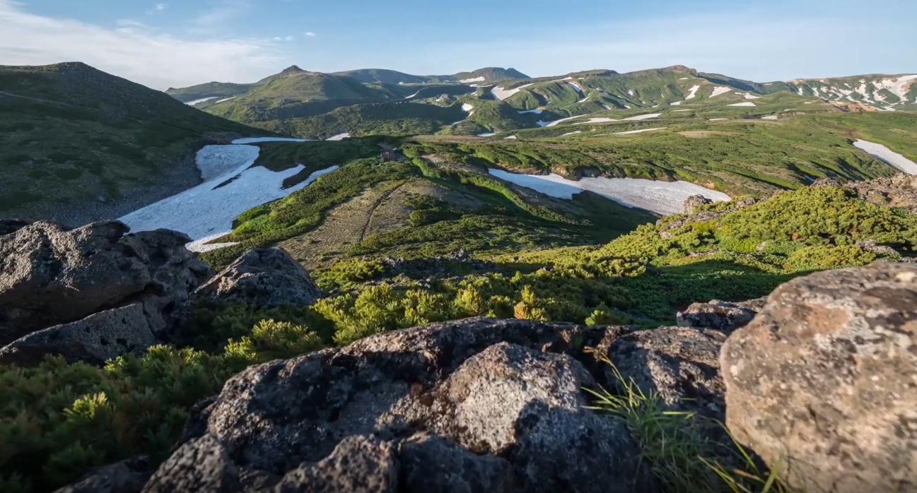 大雪山国立公園の写真。山や岩が写っている。
