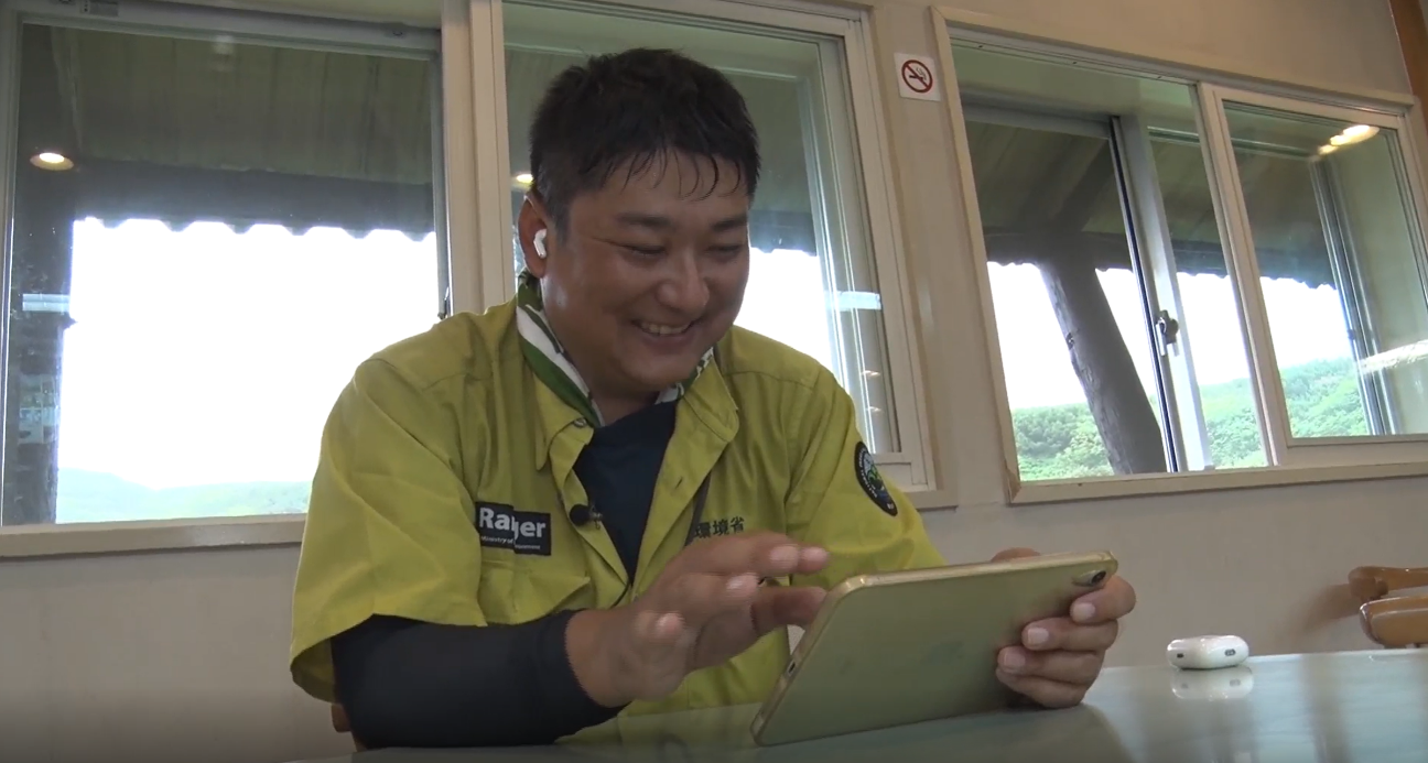 笑顔でオンライン会議に参加する岡島所長の写真。岡島所長はGSSの導入で「諦めていた仕事もできるようになった」「仕事の幅が広がった」と語る。