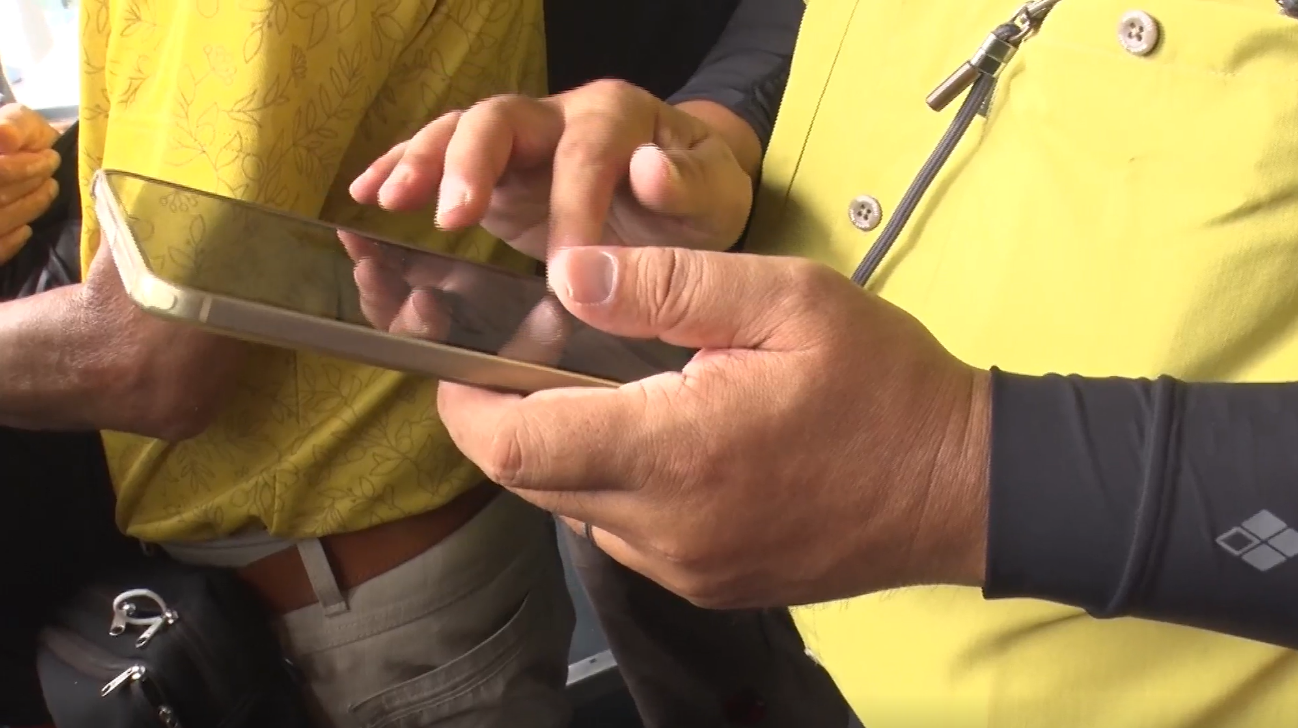 BYOD端末を操作する岡島所長の手元を写した写真。