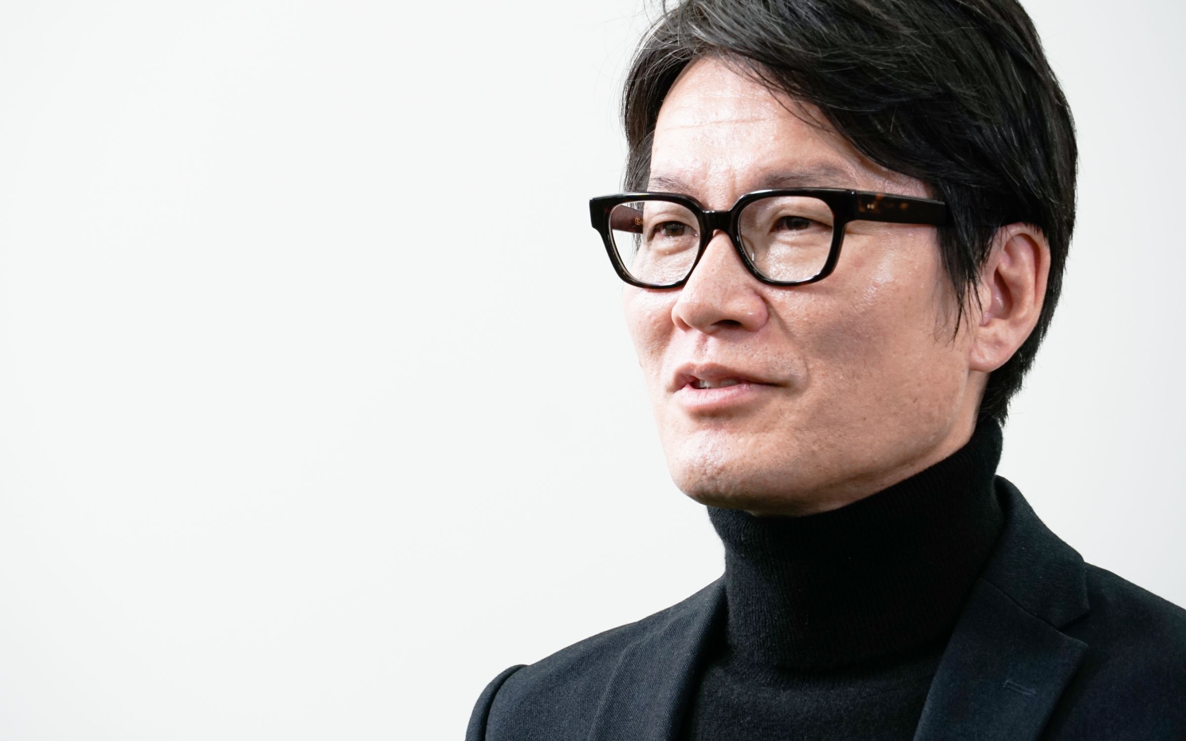 「私が経済産業省に出向した2011〜12年はデザイン思考が日本に入り始めていた時期でした」と語る外山の写真。