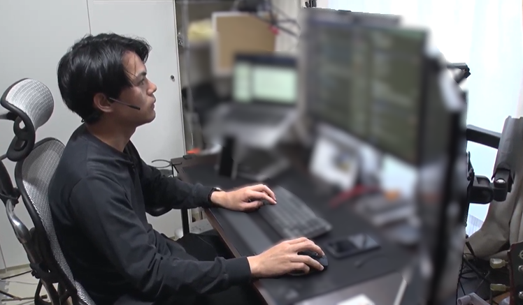 プロダクトマネージャーの村瀬がリモートワークしている様子
