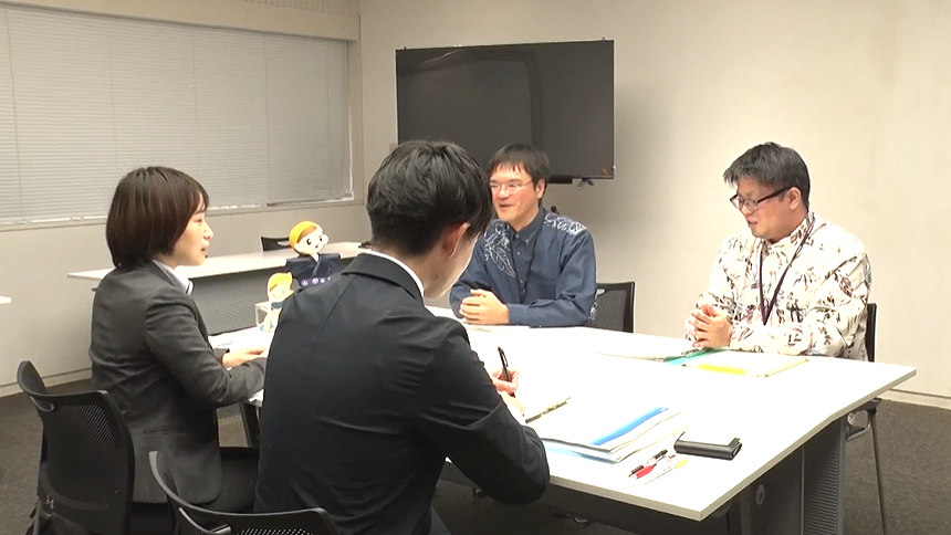 デジタル庁と糸満市の職員が打ち合わせをする様子