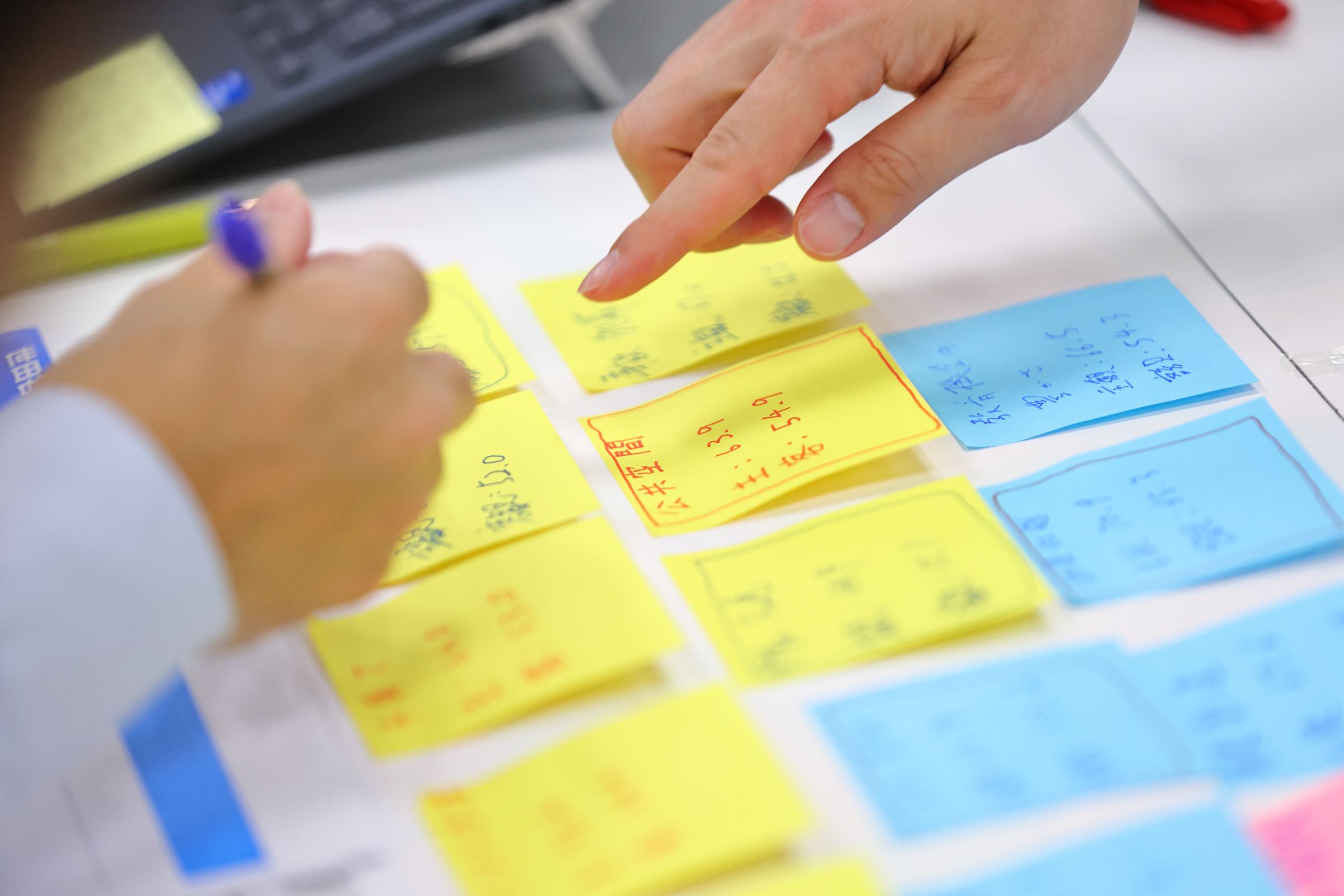 （ワークショップでは、ピックアップした因子・カテゴリーを、「都市環境」や「自然環境」、「地域の人間関係」、「自分らしい生き方」で分類し色分け