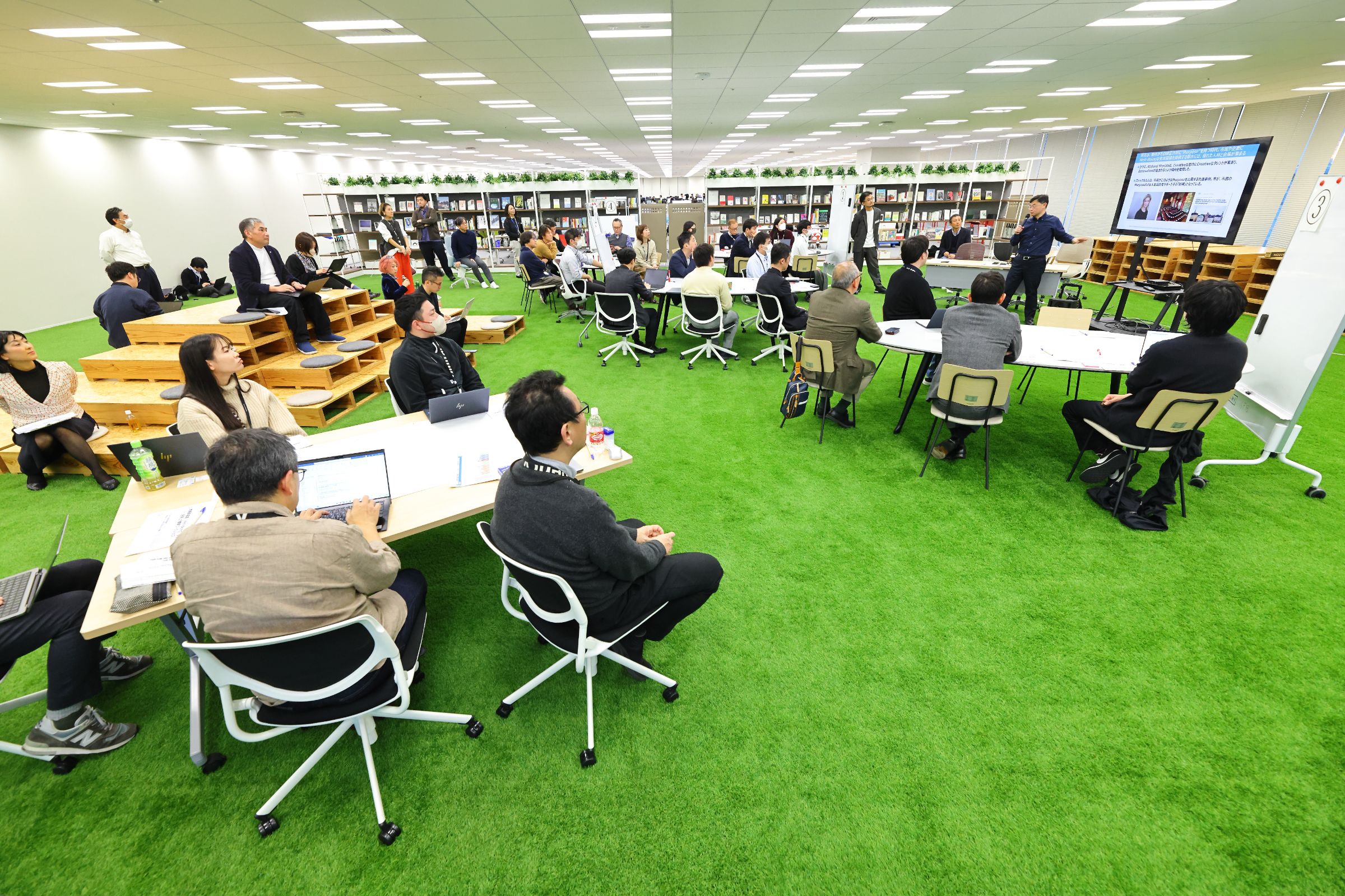 デジタル庁職員が自治体の魅力や課題をWell-Being指標を用いて分析し、まちの将来像を描くプロセスを体験している様子の写真