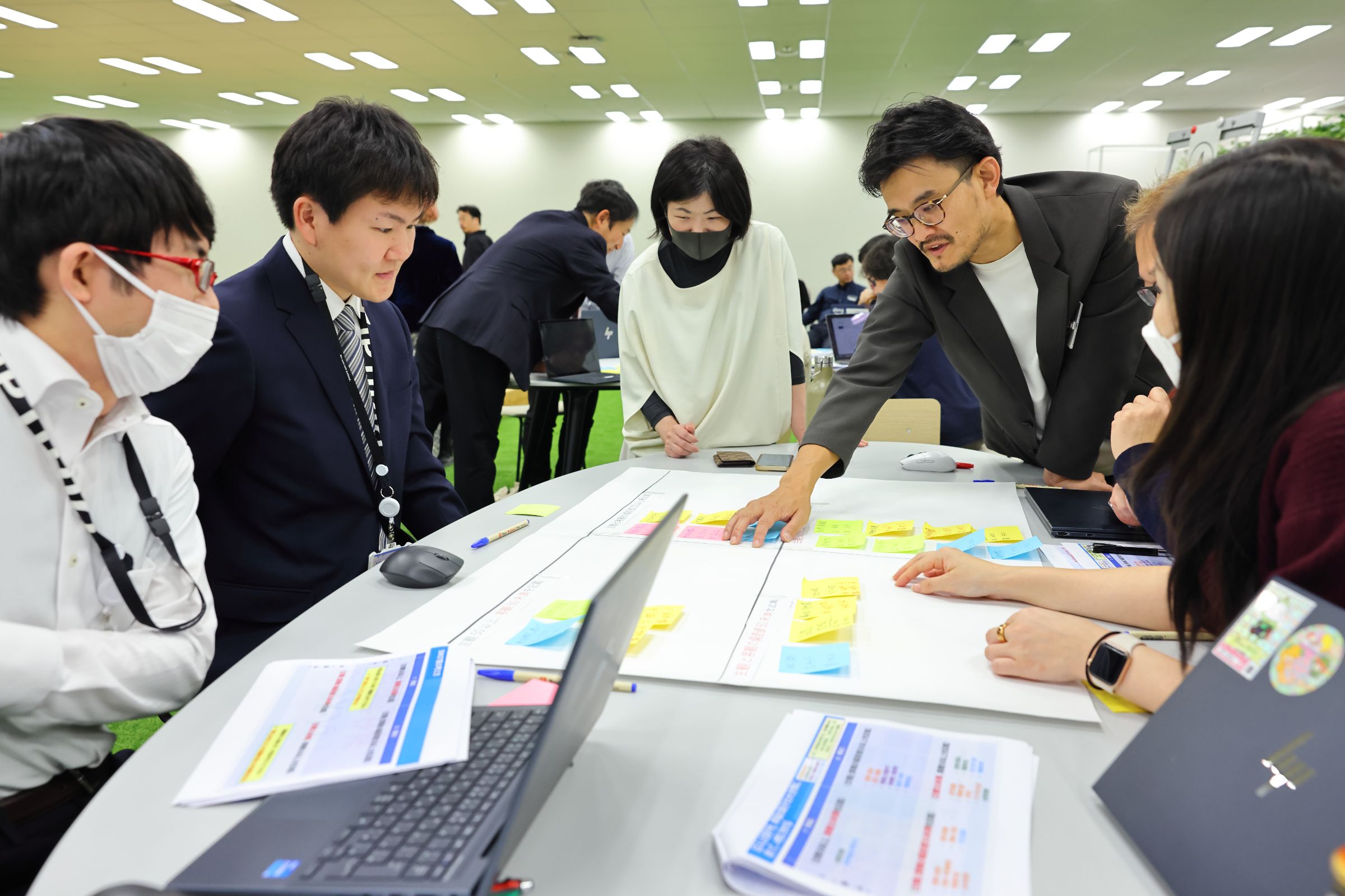 Well-Being指標を活用して、チームごとにまちの特徴を分析する様子