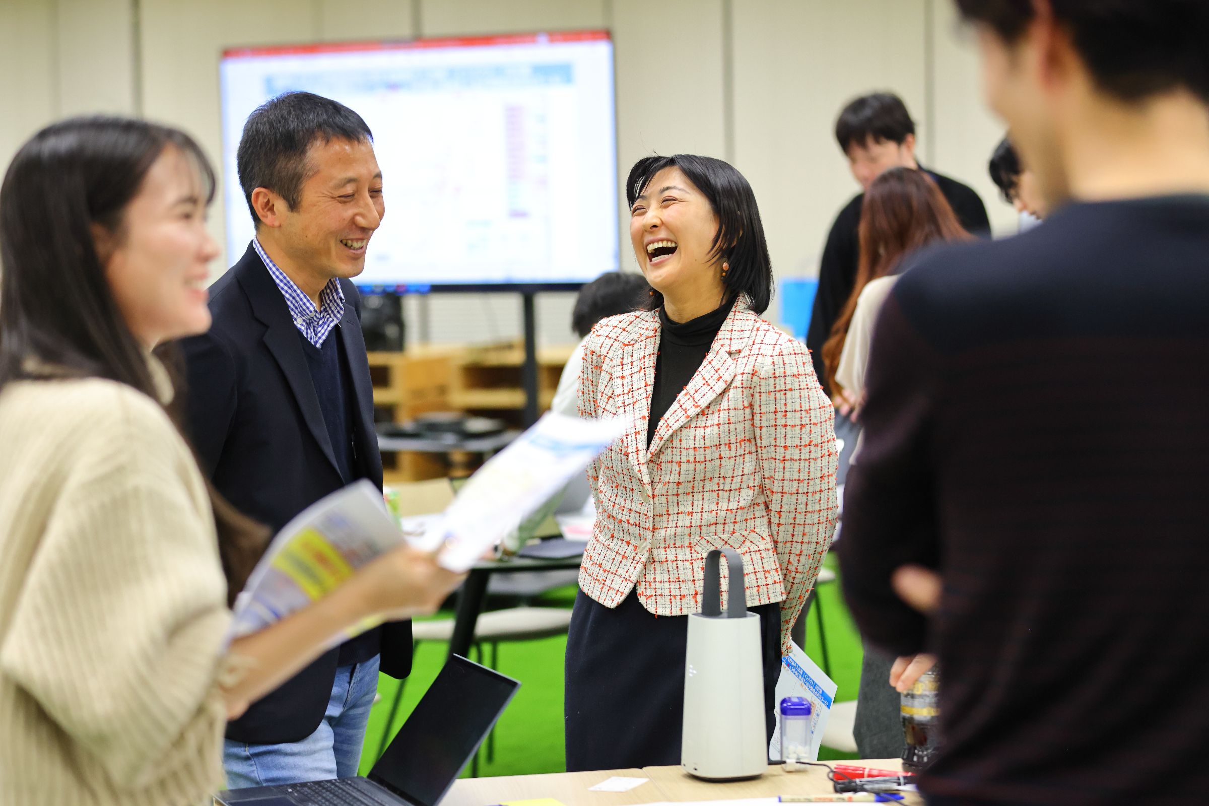 ワークショップで談笑する様子