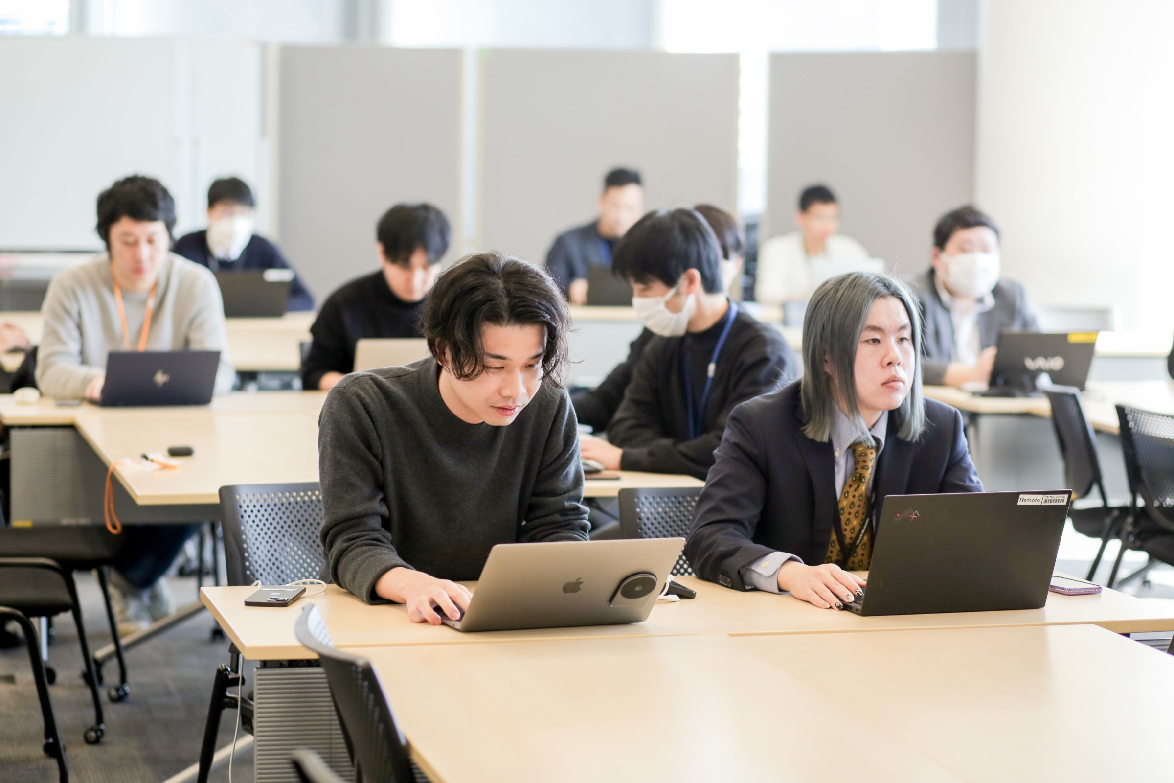 開発チームのメンバーが週に1回集まって開催する「マイナポータル新正式版」開発のためのスクラムイベントの様子