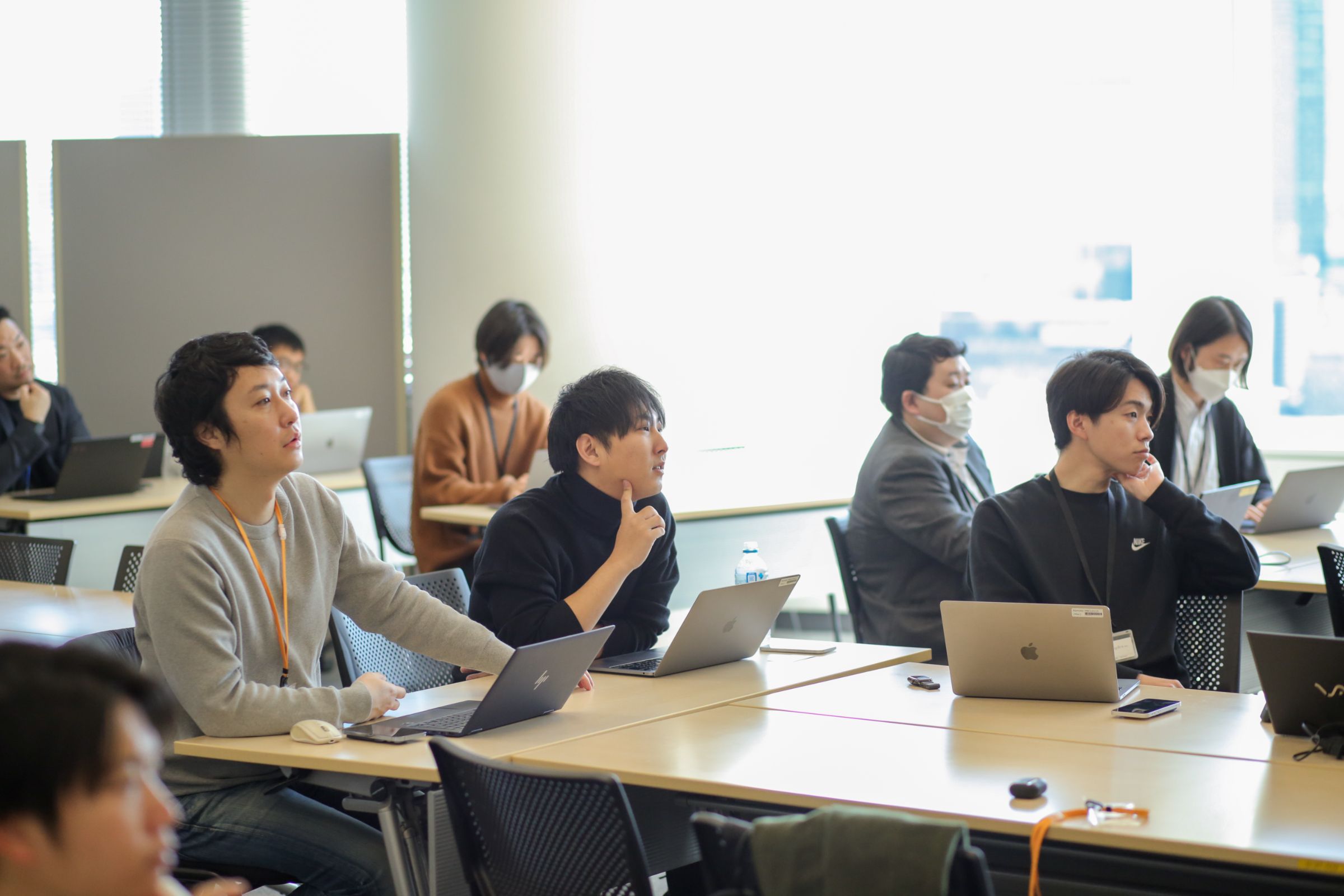 開発チームのメンバーが週に1回集まって開催する「マイナポータル新正式版」開発のためのスクラムイベントの様子
