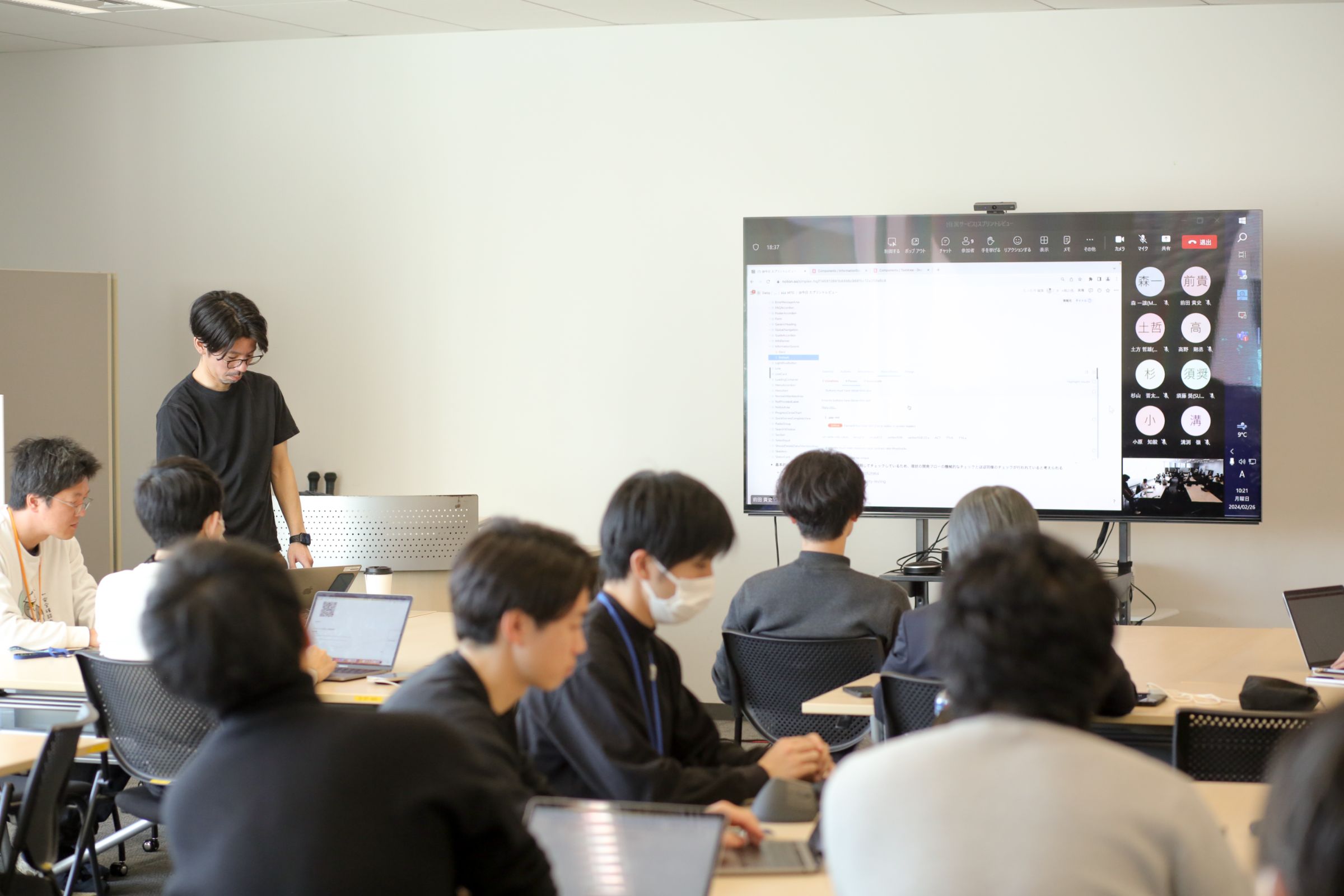 開発チームのメンバーが週に1回集まって開催する「マイナポータル新正式版」開発のためのスクラムイベントの様子