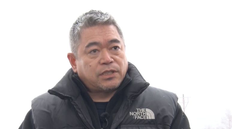 インタビューを受ける倶知安観光協会の鈴木紀彦事務局長
