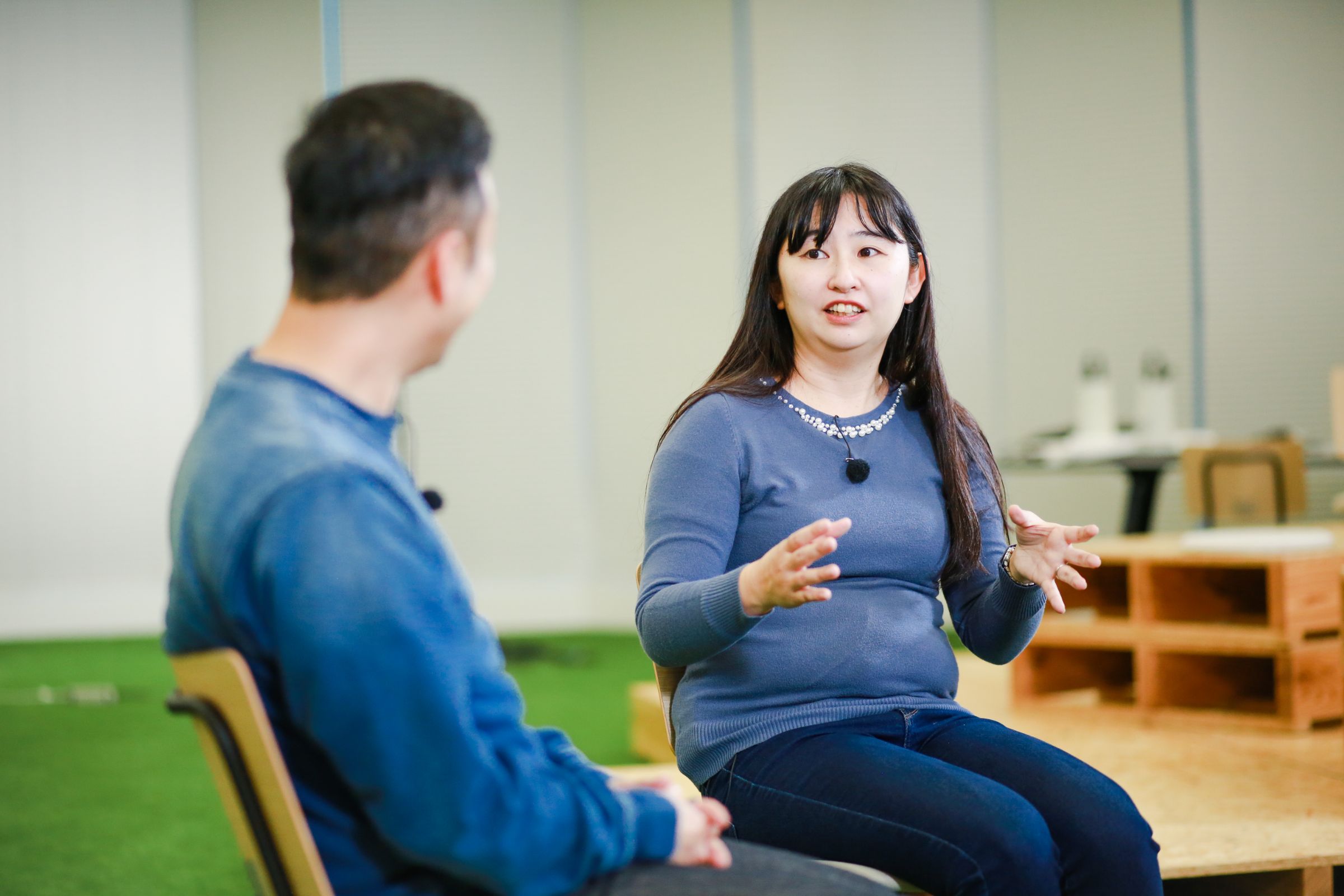 「自治体ごとに異なる事情を国が把握でき、政策のブラッシュアップにつながる」と自身の経験から共創プラットフォームのメリットを語る浅賀（右）の写真。