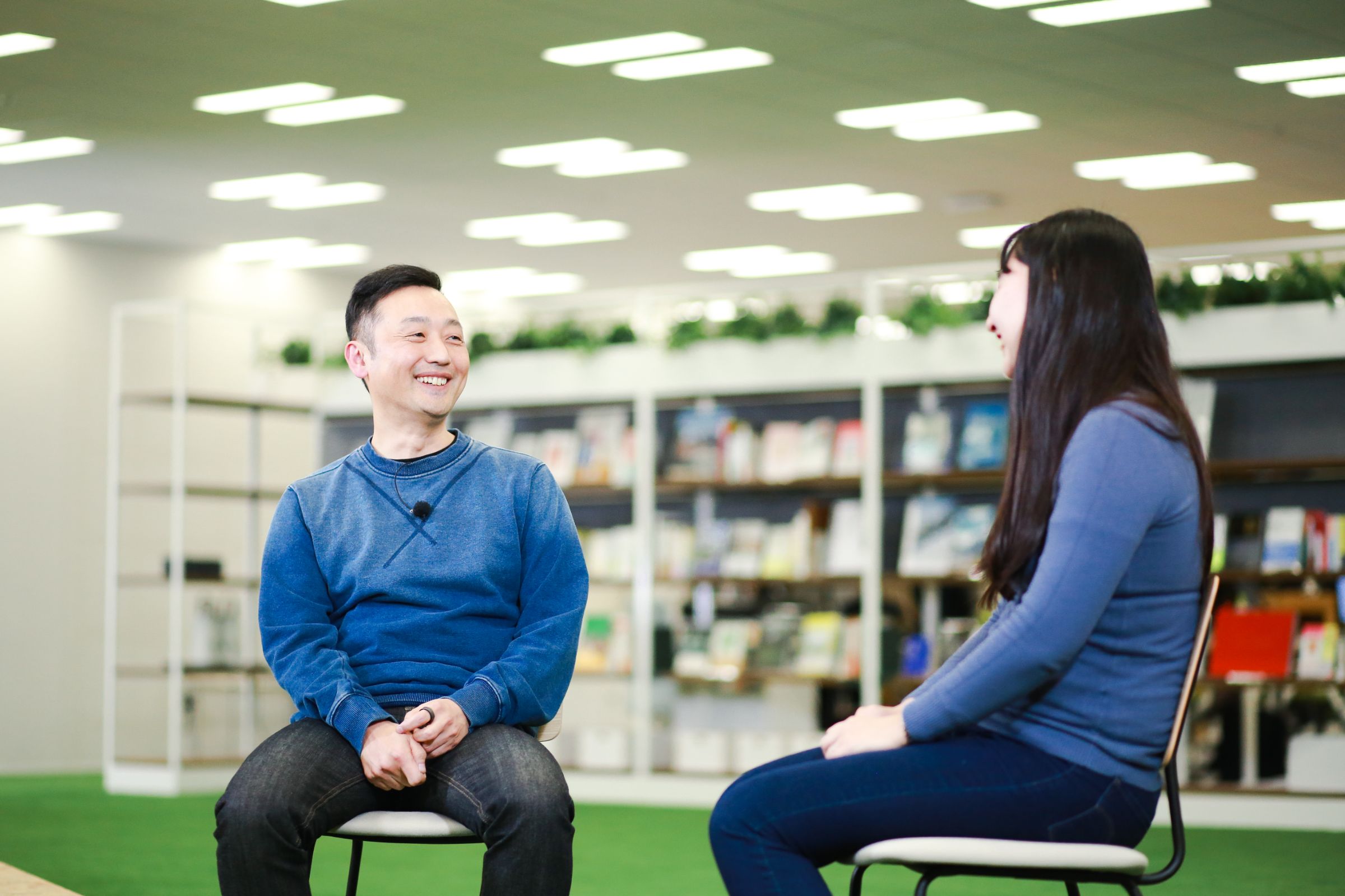 「共創プラットフォームは、地方自治体に属する職員個人の経験や知見が国に直接届くというメリットをもっています」と語る関（左）の写真。