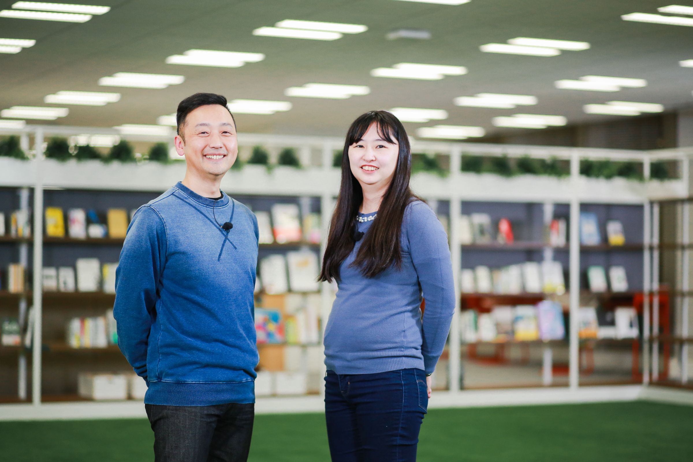 デジタル庁シニアエキスパートの関治之（左）と、デジタル庁国民向けサービスグループ​の浅賀美穂（右）の写真。