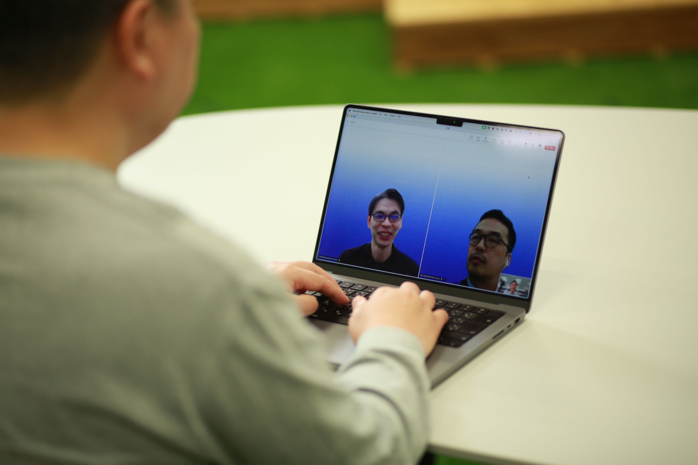 ノートPCをつかってオンラインミーティングをするデジタル庁 CCO 山本 教仁の写真