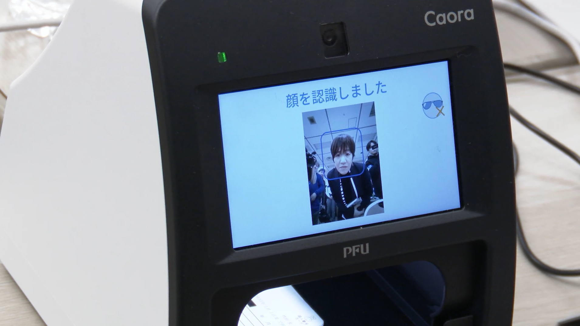 顔認証による入所業務も検証する様子の写真