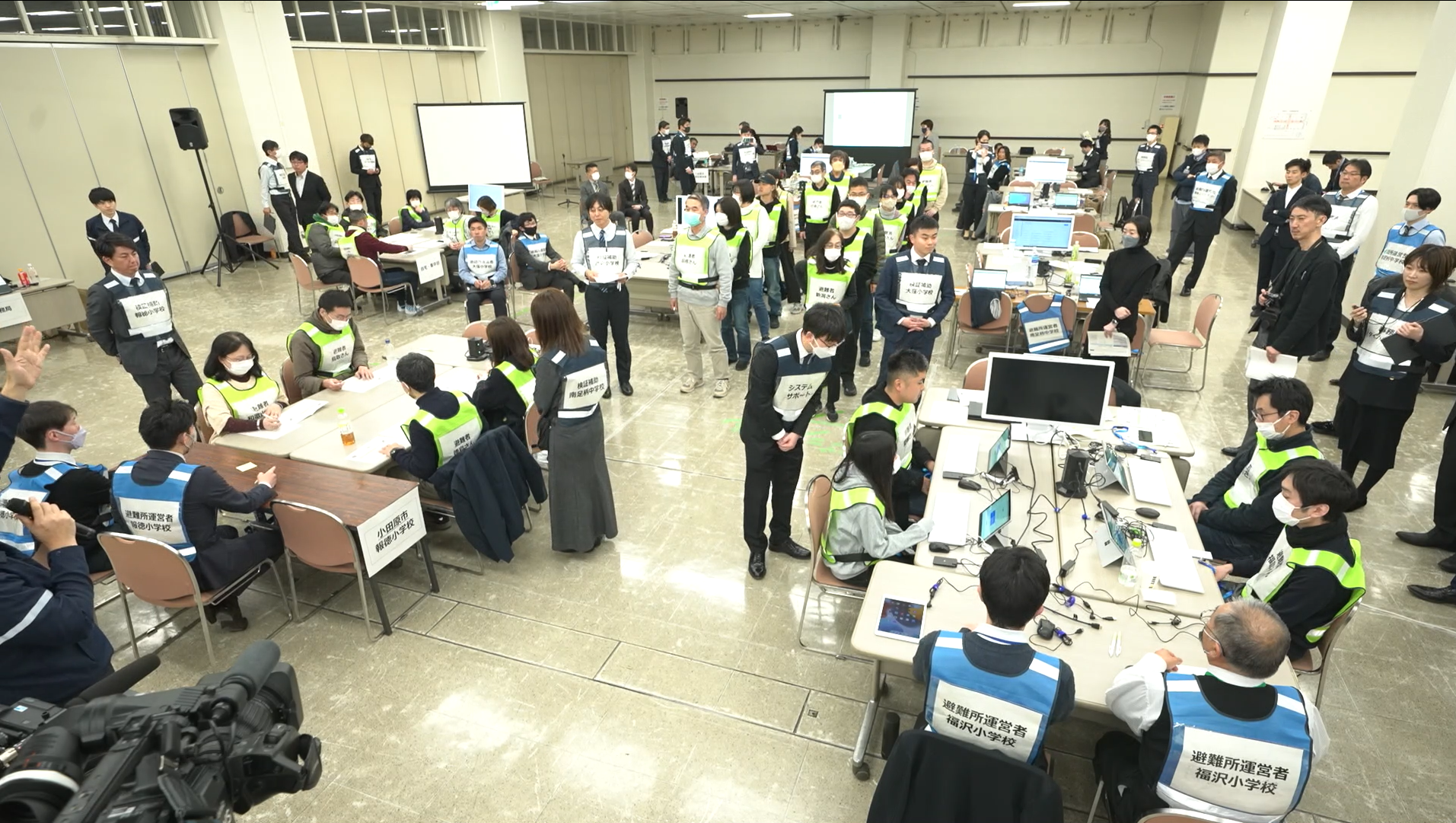 「アナログ」と「デジタル」の2つのグループに分かれて、それぞれ避難所への入所業務にかかる時間を計測する様子の写真