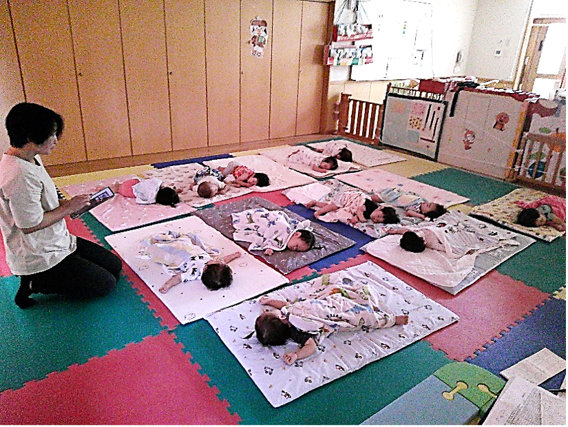 保育士の目とシステムの両方で、うつ伏せ寝をしている乳児がいないかチェック。