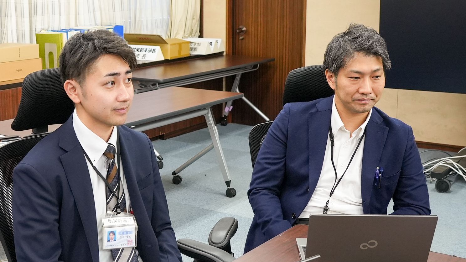 （防災計画課の西川主任主事（左）と甲斐主査）