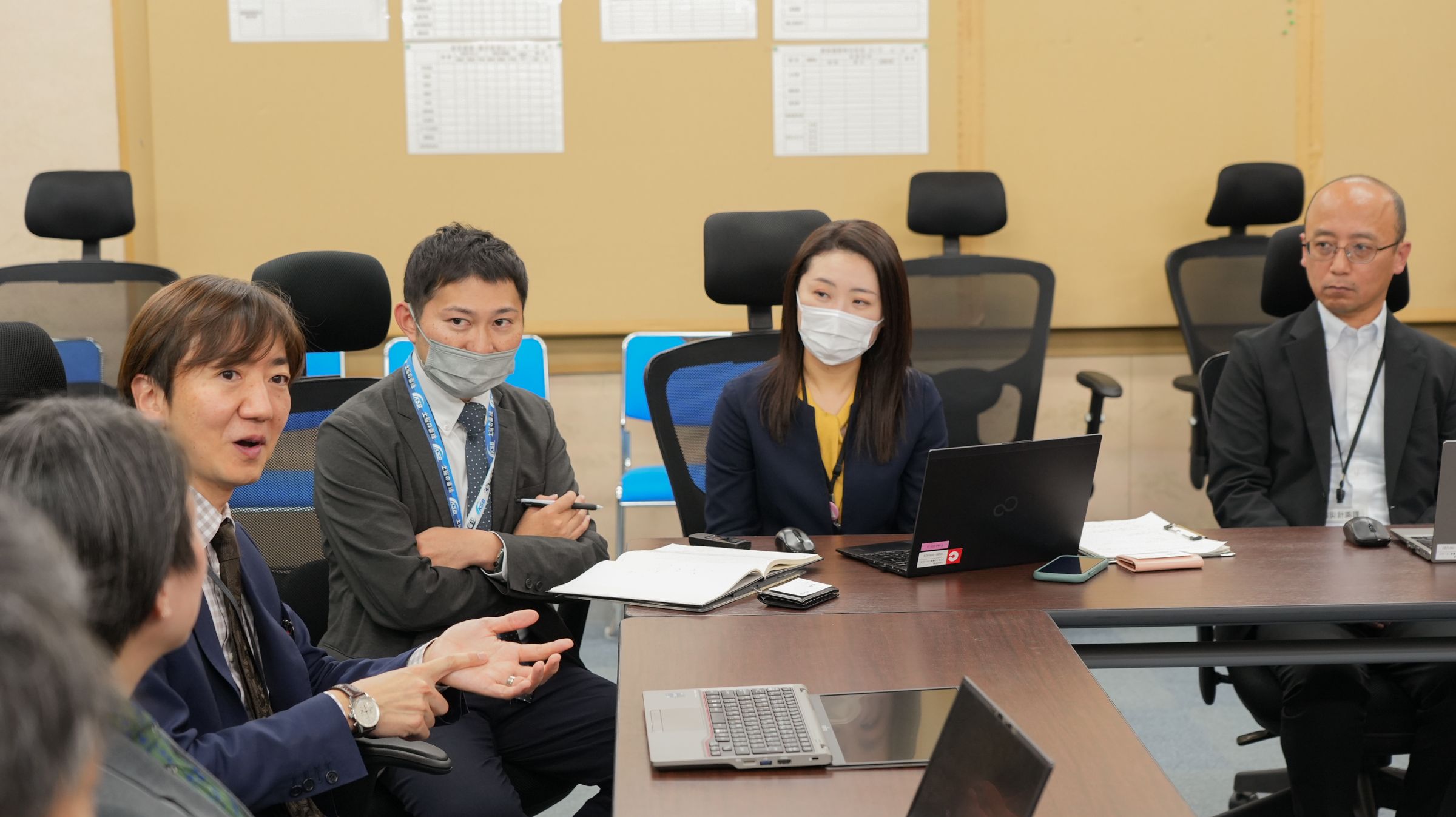 （インタビューに応じる熊本市の担当者の皆さん）