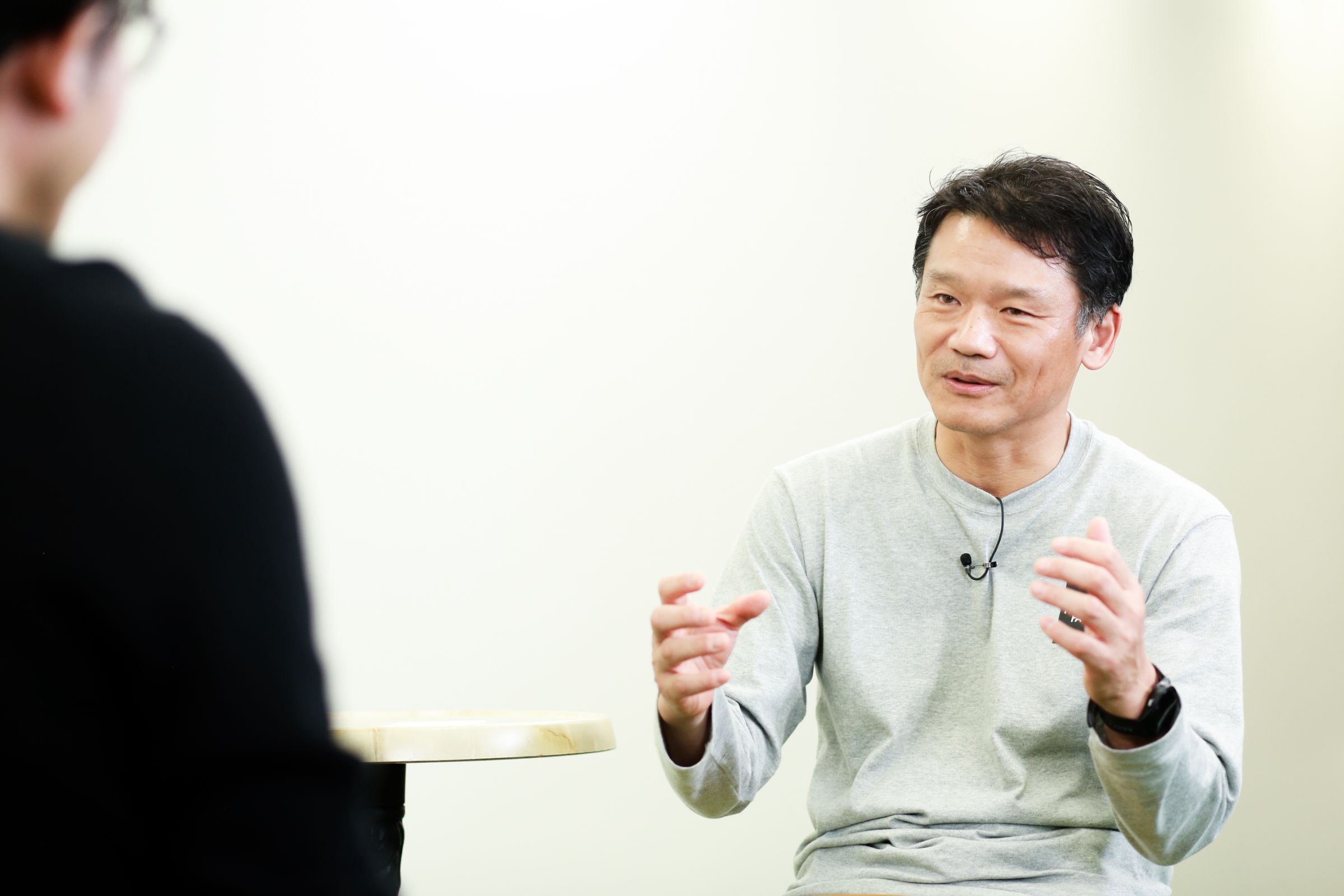 「デジタル技術を使って防災の分野でどういうことができるか」と質問する東京都 副知事 宮坂 学氏。