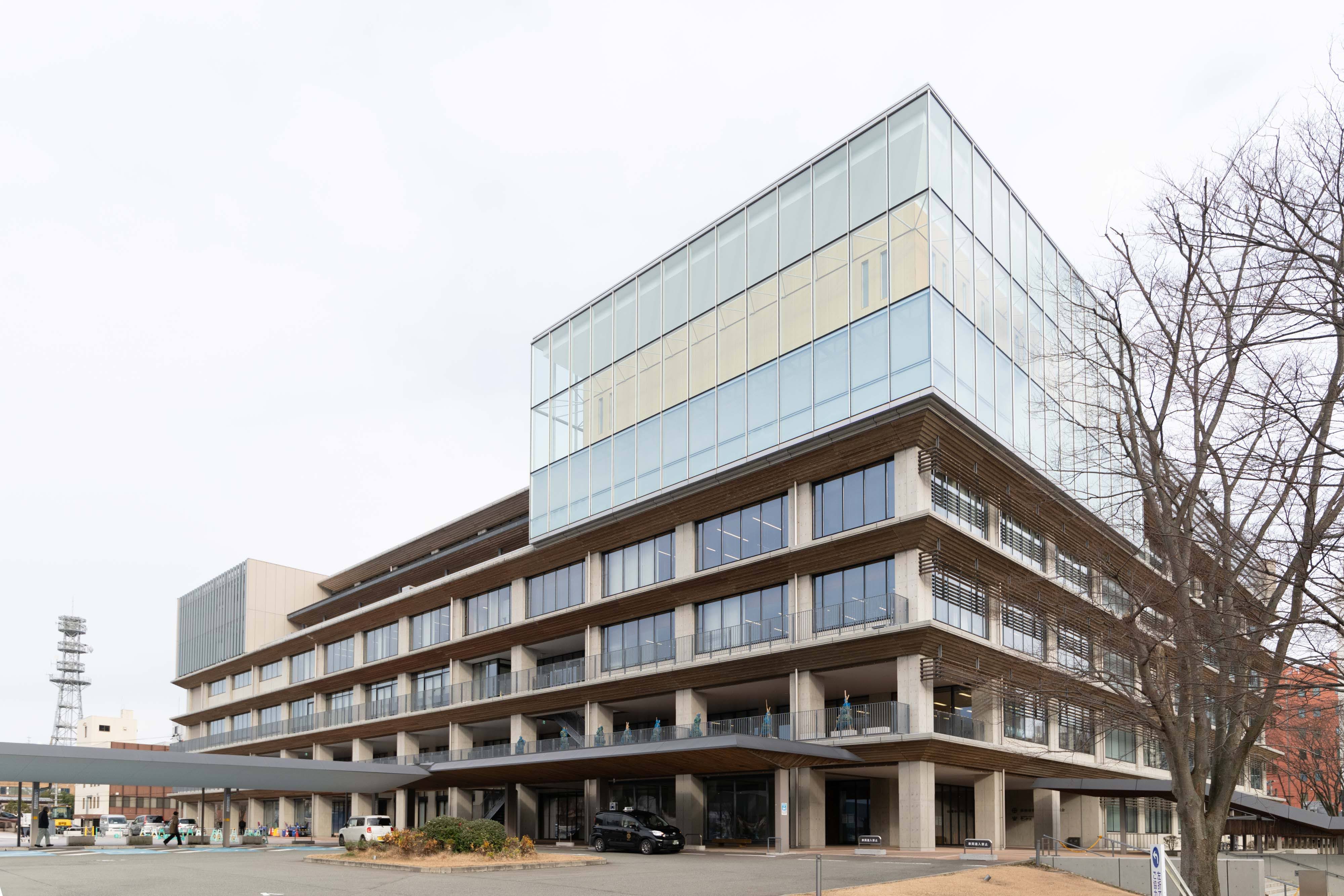 秋田市役所庁舎の外観。