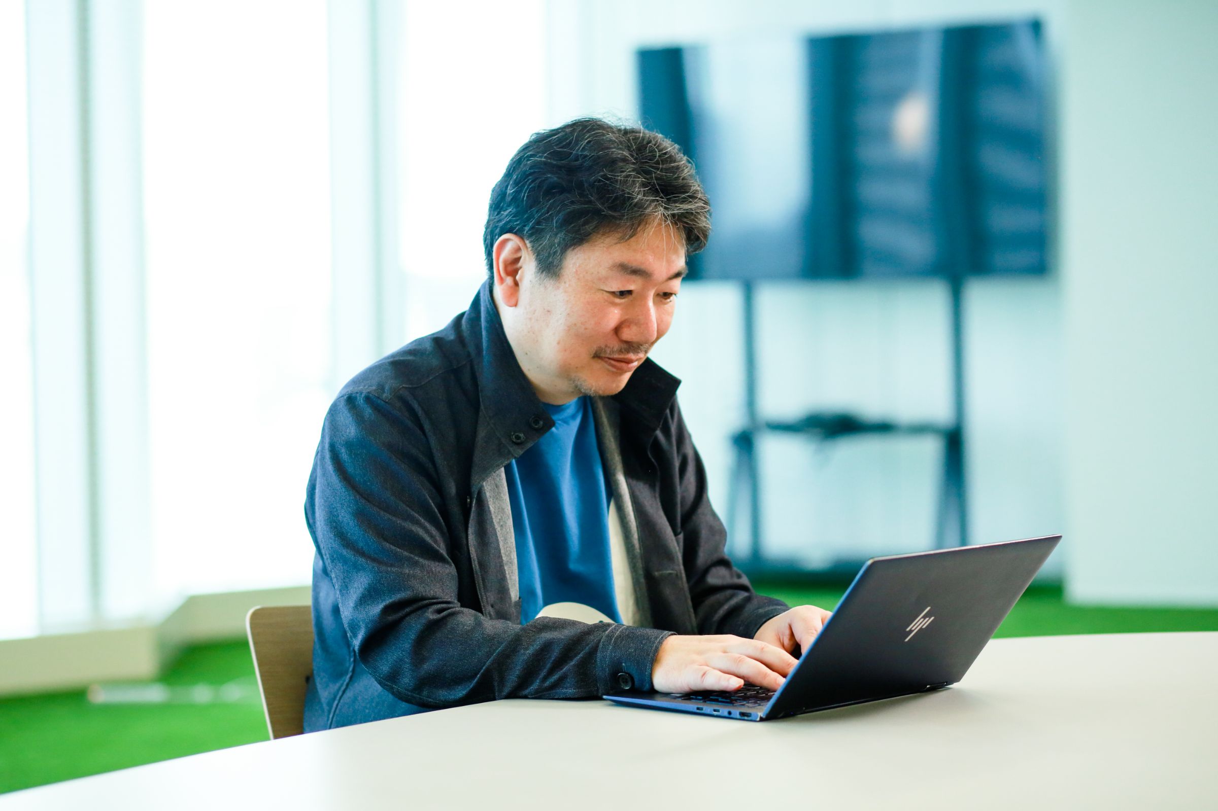 本丸CAがノートパソコンを使いながら仕事をする様子