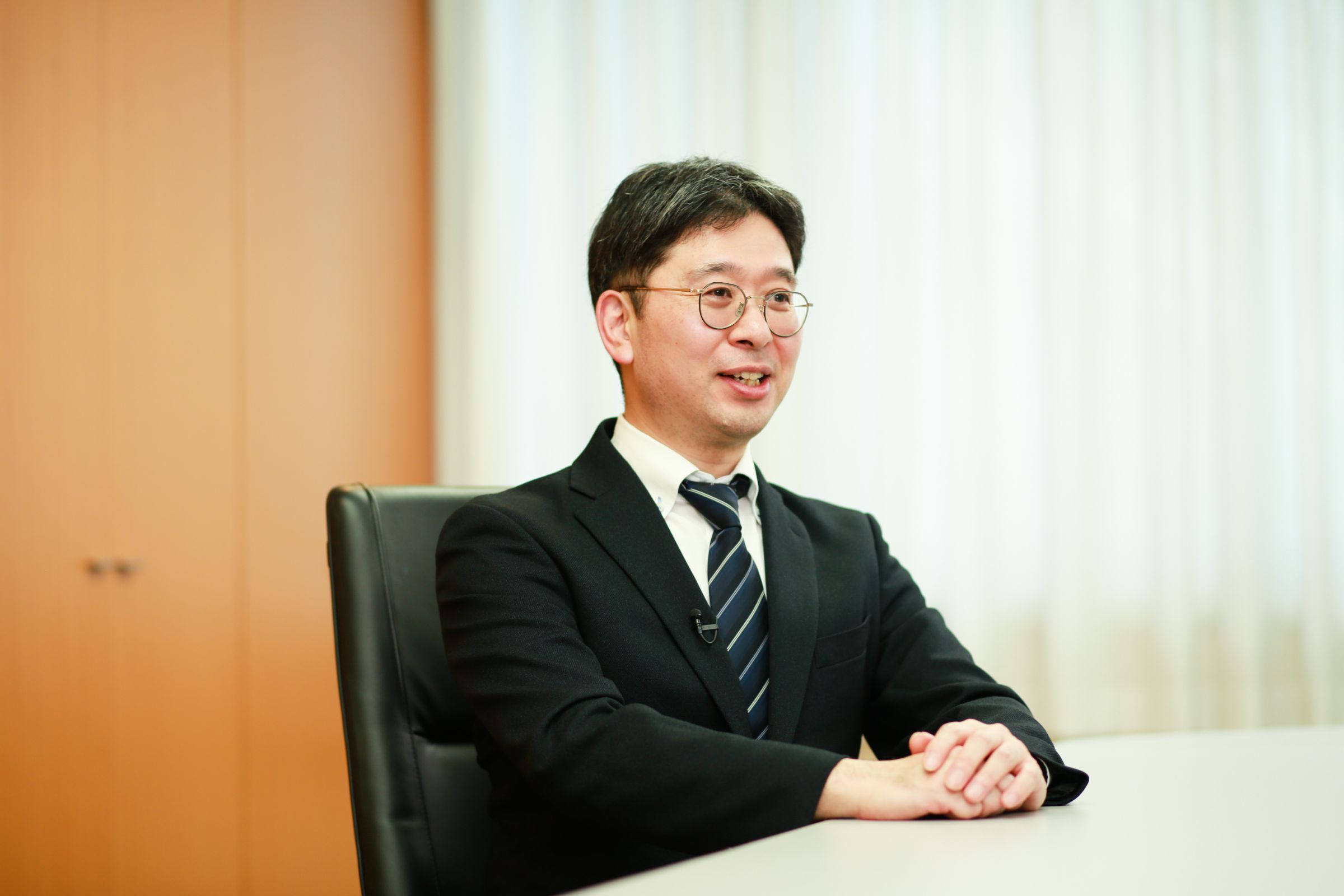 GSS導入に伴って生まれた業務効率化の動きや働き方の変化について語る、人事院 事務総局 情報管理専門官 竹内 健司氏の写真。