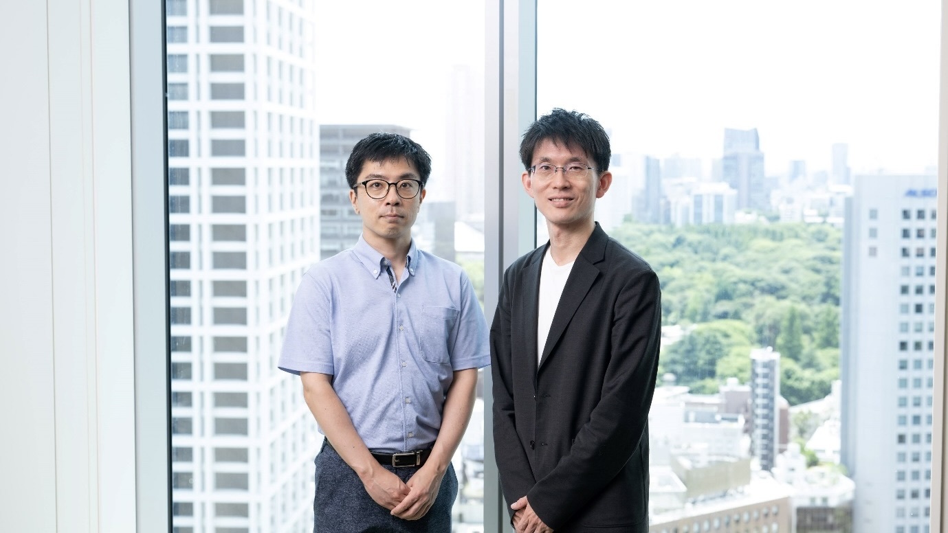  デジタル庁の黒籔参事官と経済産業省の木村補佐が立って並んでいる。