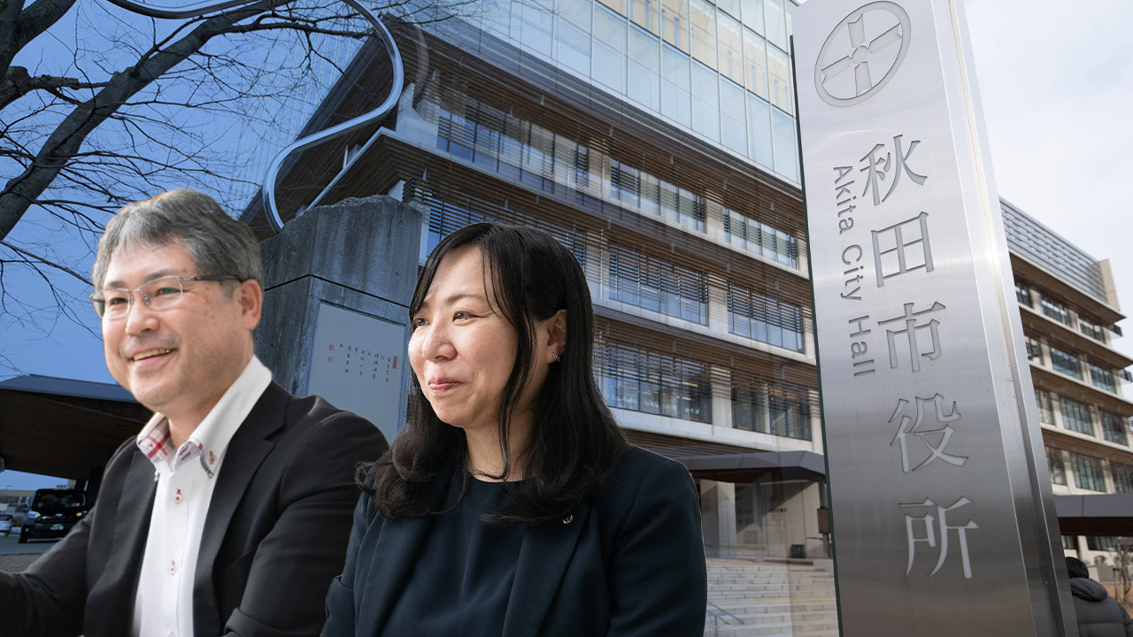 秋田市役所の看板と市役所庁舎の写真を背景に、画像左手に秋田市職員が並んで写っている組み写真。