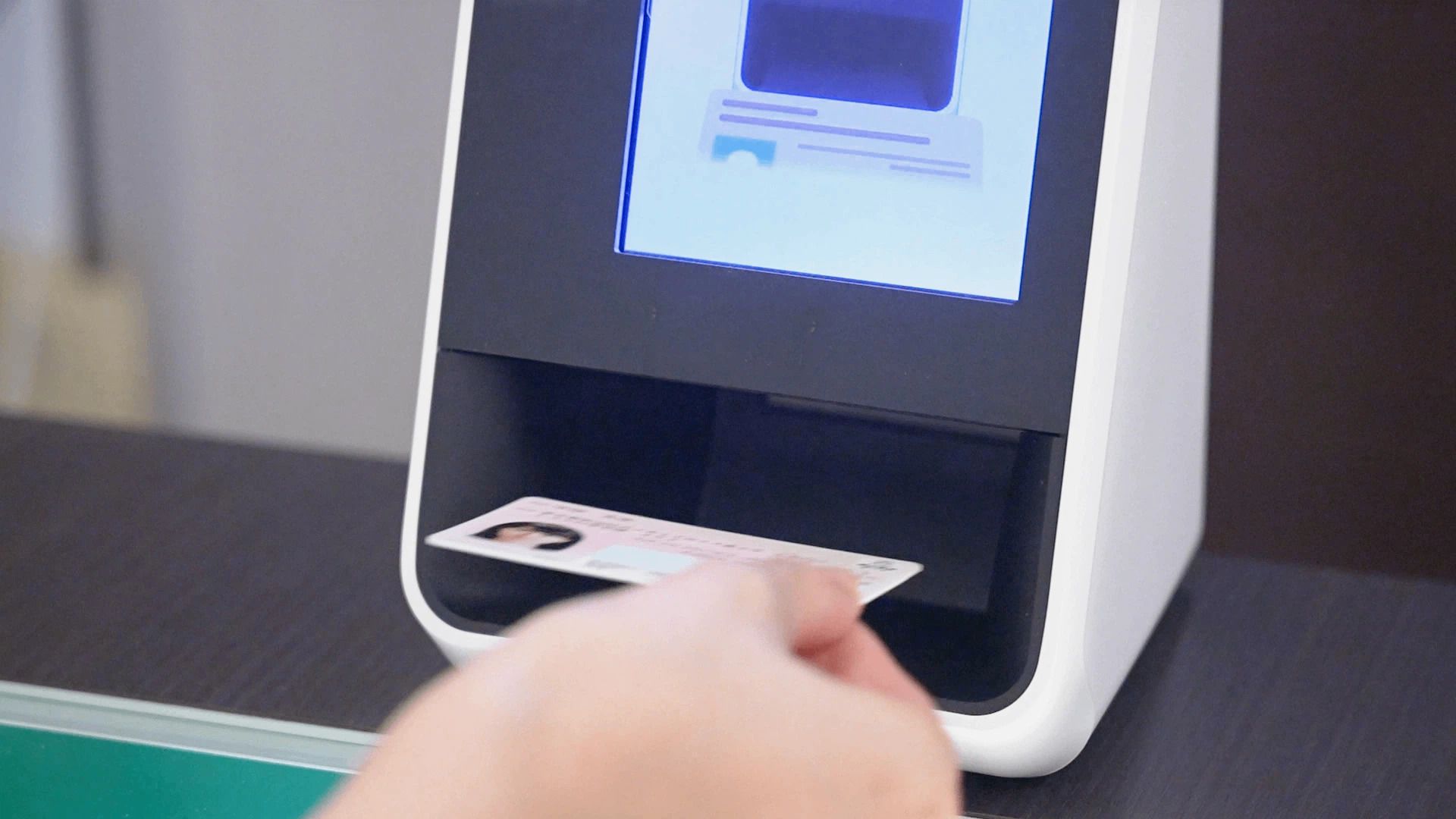 カードリーダーにマイナンバーカードを入れている様子