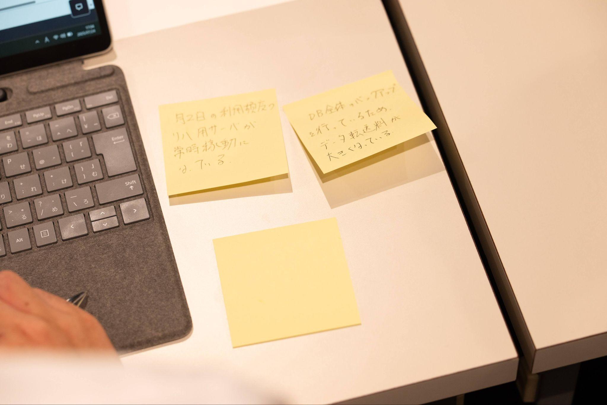 共創PFキャンプin広島 ガバメントクラウド編の様子。参加者が手元に付箋を貼っている写真。